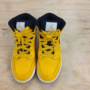 Jordan 1 mid University Gold